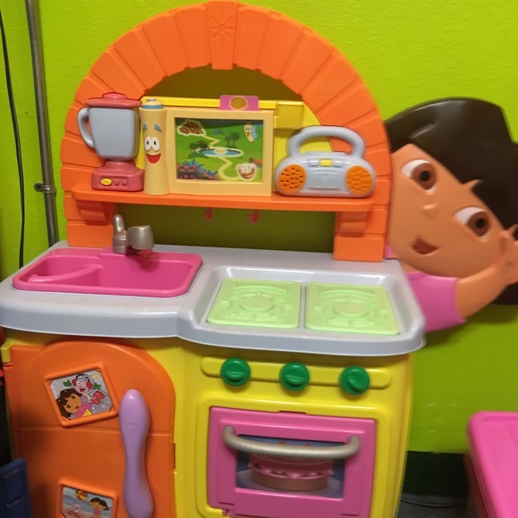 Fisher-Price Dora's Talking Kitchen - Picture 2 of 3